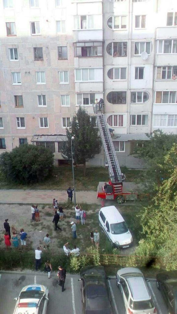 Рятувальники знімали жінку з четвертого поверху, фото №2 на сайті 20minut.ua