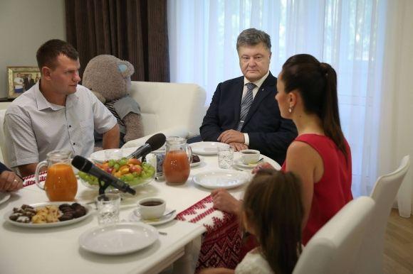 Родина тернопільського атовця розповіла про те, як готувалася до приїзду Президента на сайті 20minut.ua Родина тернопільського атовця розповіла про те, як готувалася до приїзду Президента, фото №2 на сайті 20minut.ua