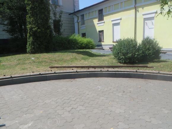 Фото дня: на майдані Незалежності роблять нові лавочки на сайті vsim.ua Фото дня: на майдані Незалежності роблять нові лавочки, фото №3 на сайті vsim.ua