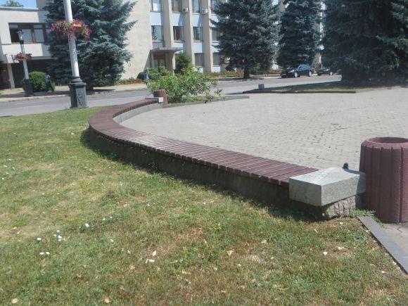 Фото дня: на майдані Незалежності роблять нові лавочки на сайті vsim.ua Фото дня: на майдані Незалежності роблять нові лавочки, фото №2 на сайті vsim.ua