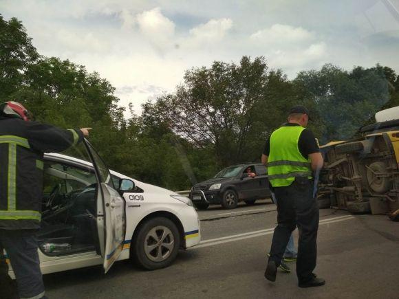 На Об'їзній перекинулось авто газової служби, в нього врізалась фура (ОНОВЛЕНО), фото №1 на сайті 20minut.ua