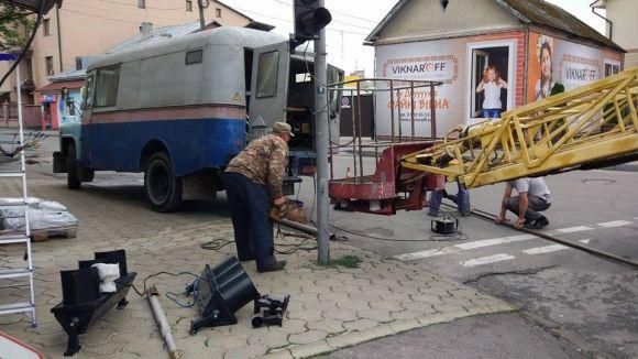 Фото дня: комунальники ремонтують світлофор після вчорашньої грози на сайті 20minut.ua Фото дня: комунальники ремонтують світлофор після вчорашньої грози, фото №1 на сайті 20minut.ua