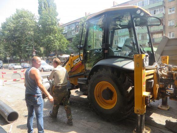На перехресті Свободи і Зарічанської затор. Комунальники розрили дорогу на сайті vsim.ua На перехресті Свободи і Зарічанської затор. Комунальники розрили дорогу, фото №4 на сайті vsim.ua