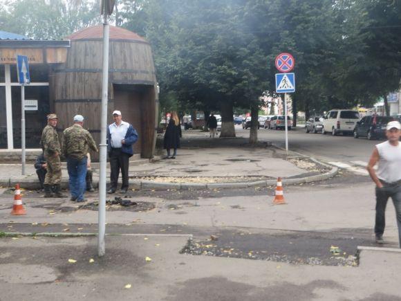 Біля стадіону «Поділля» ремонтують дорогу. Комунальники хочуть перекривати рух, фото №1 на сайті vsim.ua