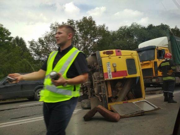 На Об'їзній перекинулось авто газової служби, в нього врізалась фура (ОНОВЛЕНО), фото №2 на сайті 20minut.ua