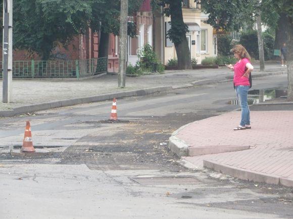 Біля стадіону «Поділля» ремонтують дорогу. Комунальники хочуть перекривати рух, фото №5 на сайті vsim.ua