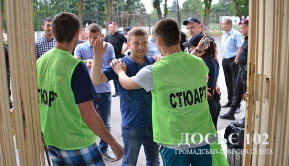 Силовики Тернополя розіграли сутичку з футбольними хуліганами, фото №1 на сайті 20minut.ua