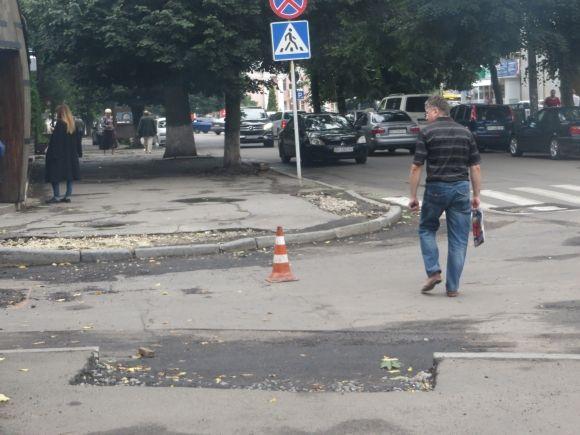 Біля стадіону «Поділля» ремонтують дорогу. Комунальники хочуть перекривати рух, фото №3 на сайті vsim.ua