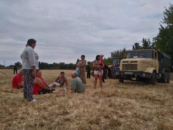 Жителі Сабарова перекрили проїзд техніки в знак протесту проти цвинтаря (ОНОВЛЕНО), фото №2 на сайті 20minut.ua