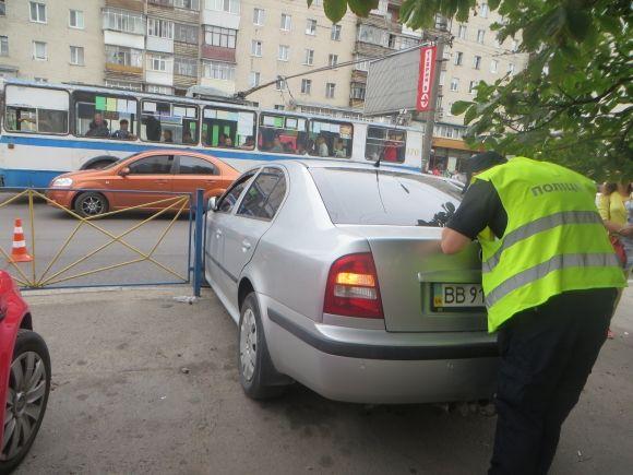 Біля «Кварталу» жінка на «Skoda» переплутала передачу і знесла огорожу, фото №5 на сайті vsim.ua