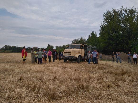 Жителі Сабарова перекрили проїзд техніки в знак протесту проти цвинтаря (ОНОВЛЕНО), фото №1 на сайті 20minut.ua
