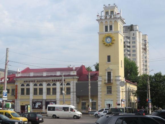 Що думають хмельничани про екран на історичній будівлі «Планети», фото №1 на сайті vsim.ua