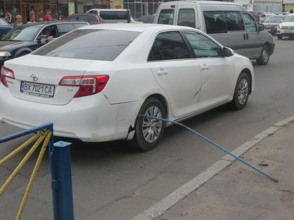 Біля «Кварталу» жінка на «Skoda» переплутала передачу і знесла огорожу, фото №2 на сайті vsim.ua
