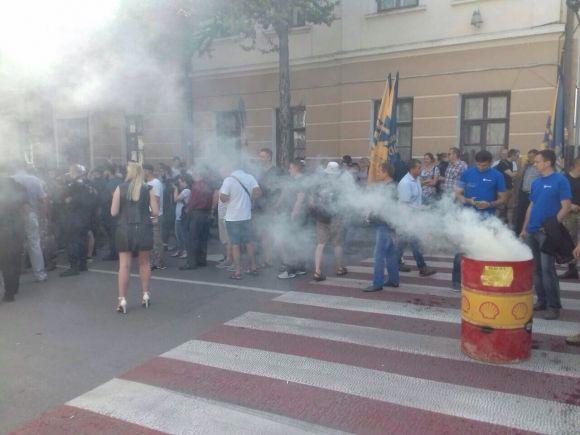 Під міськрадою бійка, застосували газ, люди блюють, підпалили торф, фото №8 на сайті 20minut.ua