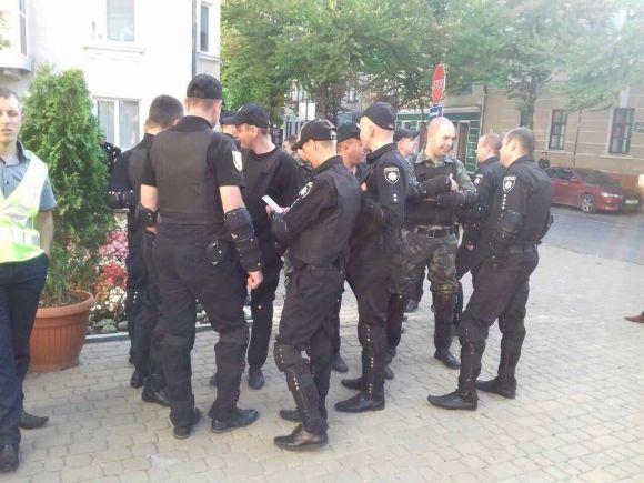 Під міськрадою бійка, застосували газ, люди блюють, підпалили торф, фото №5 на сайті 20minut.ua