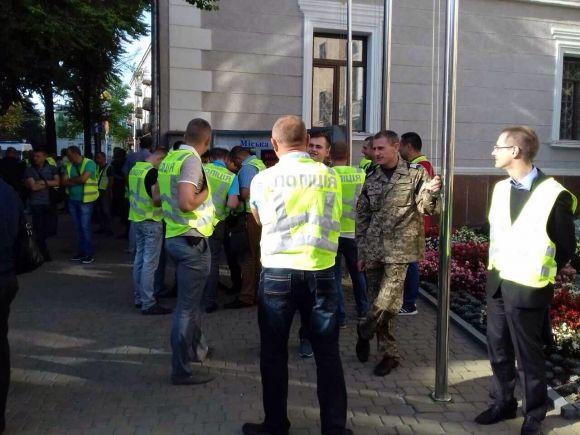 Під міськрадою бійка, застосували газ, люди блюють, підпалили торф, фото №4 на сайті 20minut.ua