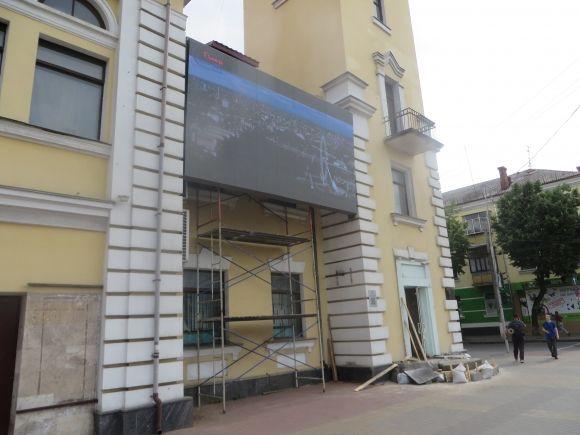 Що думають хмельничани про екран на історичній будівлі «Планети», фото №2 на сайті vsim.ua