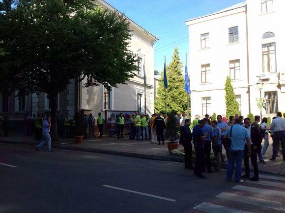 Під міськрадою бійка, застосували газ, люди блюють, підпалили торф, фото №3 на сайті 20minut.ua