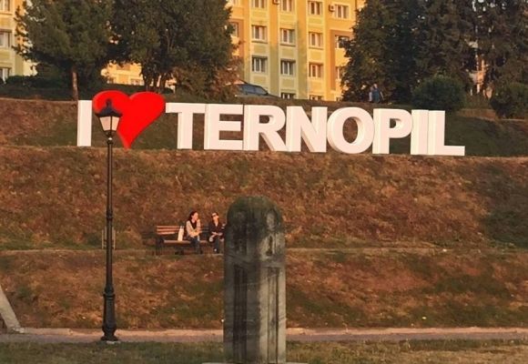 На Єлісях встановлюють напис I LOVE TERNOPIL, фото №1 на сайті 20minut.ua