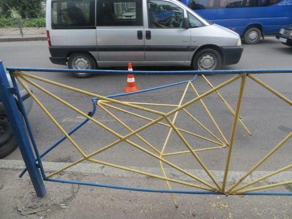 Біля «Кварталу» жінка на «Skoda» переплутала передачу і знесла огорожу, фото №3 на сайті vsim.ua