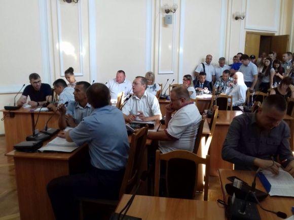 Під міськрадою бійка, застосували газ, люди блюють, підпалили торф, фото №6 на сайті 20minut.ua