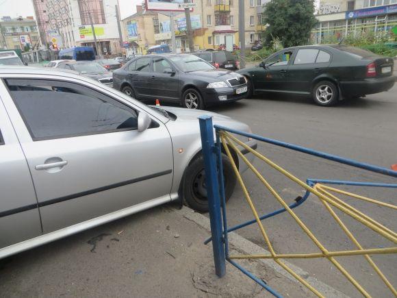 Біля «Кварталу» жінка на «Skoda» переплутала передачу і знесла огорожу, фото №4 на сайті vsim.ua