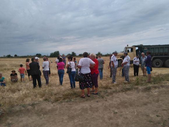 Жителі Сабарова перекрили проїзд техніки в знак протесту проти цвинтаря (ОНОВЛЕНО), фото №3 на сайті 20minut.ua