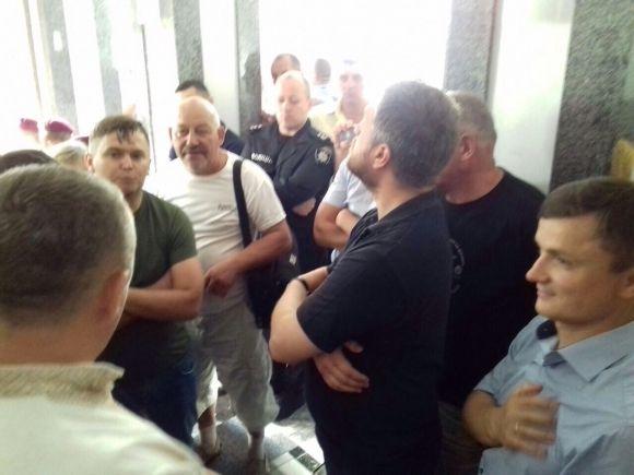 Під міськрадою бійка, застосували газ, люди блюють, підпалили торф, фото №1 на сайті 20minut.ua