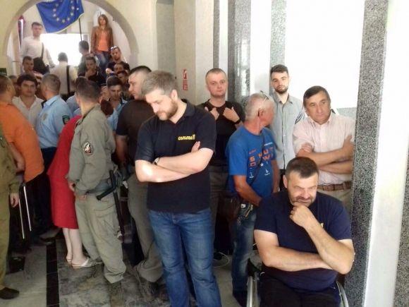 Під міськрадою бійка, застосували газ, люди блюють, підпалили торф, фото №2 на сайті 20minut.ua