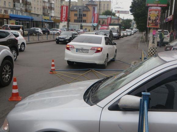 Біля «Кварталу» жінка на «Skoda» переплутала передачу і знесла огорожу, фото №1 на сайті vsim.ua