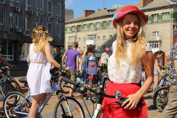 Леді на велосипеді. «Приїхала на 12-сантиметровій шпильці і перевзулася» на сайті 20minut.ua Леді на велосипеді. «Приїхала на 12-сантиметровій шпильці і перевзулася», фото №13 на сайті 20minut.ua