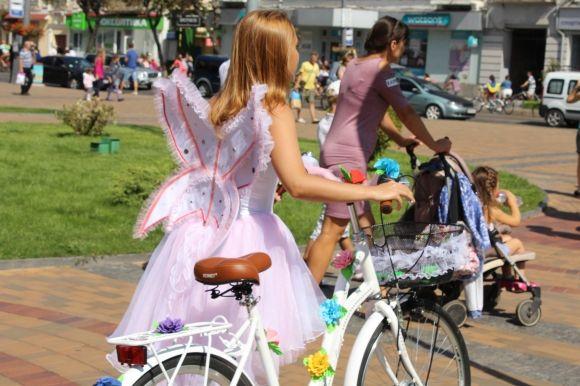 Леді на велосипеді. «Приїхала на 12-сантиметровій шпильці і перевзулася» на сайті 20minut.ua Леді на велосипеді. «Приїхала на 12-сантиметровій шпильці і перевзулася», фото №4 на сайті 20minut.ua