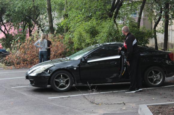 На Порика дерево впало на авто. Можливо, через пошкодження коріння екскаватором на сайті 20minut.ua На Порика дерево впало на авто. Можливо, через пошкодження коріння екскаватором, фото №2 на сайті 20minut.ua