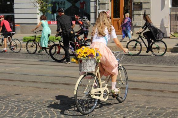 Леді на велосипеді. «Приїхала на 12-сантиметровій шпильці і перевзулася» на сайті 20minut.ua Леді на велосипеді. «Приїхала на 12-сантиметровій шпильці і перевзулася», фото №14 на сайті 20minut.ua