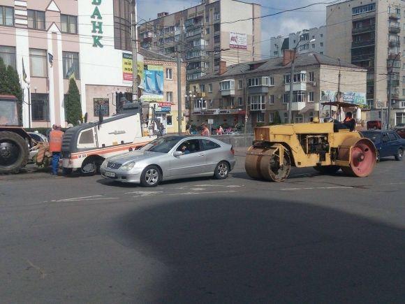 Фото дня: на Кам'янецькій комунальники 