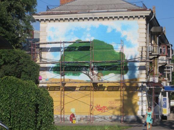 Фото дня: на Володимирській малюють новий мурал, фото №1 на сайті vsim.ua