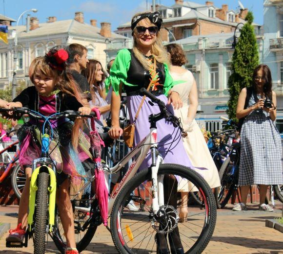 Леді на велосипеді. «Приїхала на 12-сантиметровій шпильці і перевзулася» на сайті 20minut.ua Леді на велосипеді. «Приїхала на 12-сантиметровій шпильці і перевзулася», фото №9 на сайті 20minut.ua