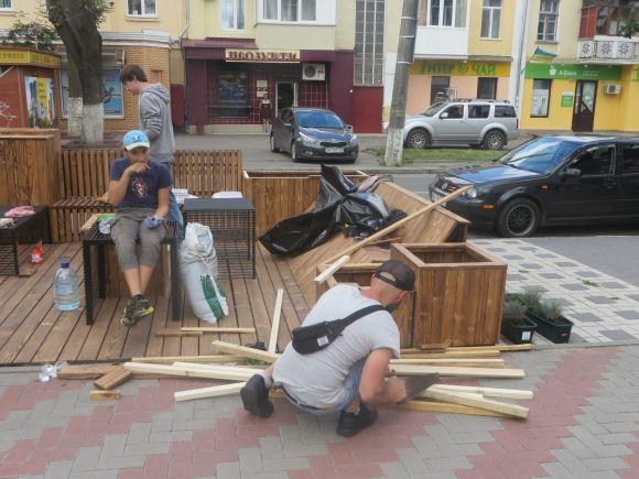 Біля майдану Незалежності облаштовують нову зону для відпочинку, фото №3 на сайті vsim.ua