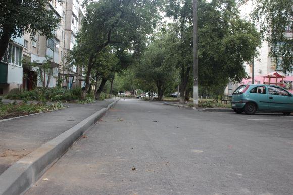 На Порика дерево впало на авто. Можливо, через пошкодження коріння екскаватором на сайті 20minut.ua На Порика дерево впало на авто. Можливо, через пошкодження коріння екскаватором, фото №7 на сайті 20minut.ua