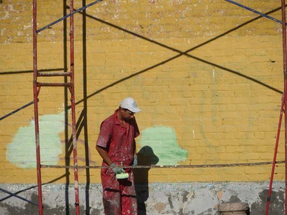 Фото дня: на Володимирській малюють новий мурал, фото №3 на сайті vsim.ua