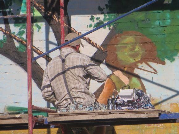 Фото дня: на Володимирській малюють новий мурал, фото №2 на сайті vsim.ua