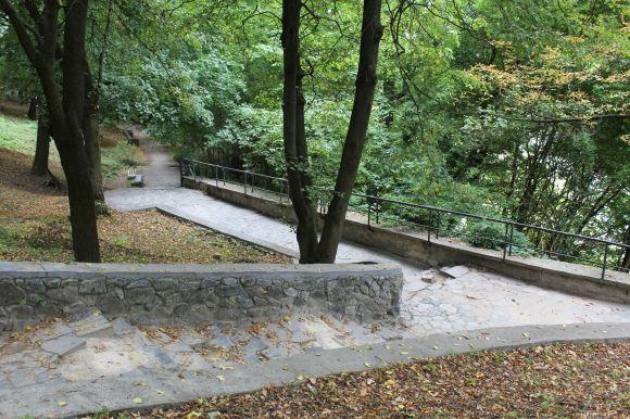 “Коли хлопчаками грали в футбол, спускалися сюди пити воду”: рибалка про парк “Кумбари”, фото №4 на сайті 20minut.ua