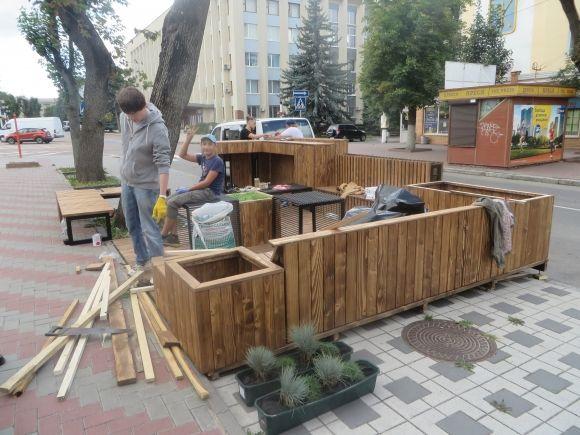 Біля майдану Незалежності облаштовують нову зону для відпочинку, фото №5 на сайті vsim.ua