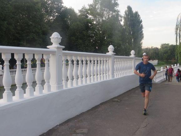 У парку Чекмана з'явився новий паркан. Його штукатурять і білять, фото №3 на сайті vsim.ua