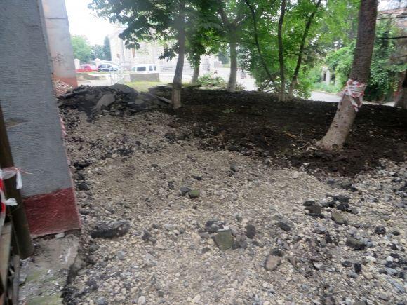 Біля управління благоустрою тротуар встелять плиткою, фото №1 на сайті vsim.ua