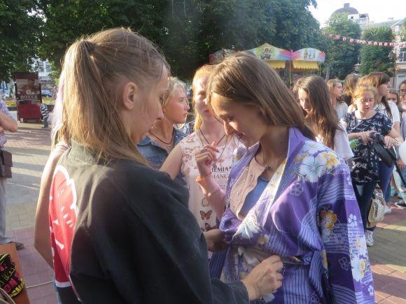 Хмельничани приміряли традиційний японський одяг "yukata" на сайті vsim.ua Хмельничани приміряли традиційний японський одяг "yukata", фото №1 на сайті vsim.ua