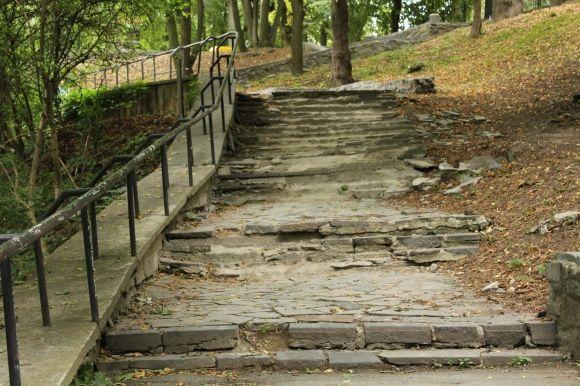 “Коли хлопчаками грали в футбол, спускалися сюди пити воду”: рибалка про парк “Кумбари”, фото №11 на сайті 20minut.ua