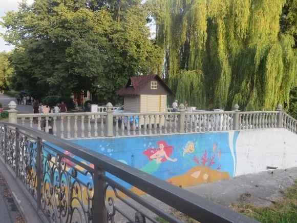 У парку Чекмана з'явився новий паркан. Його штукатурять і білять, фото №1 на сайті vsim.ua