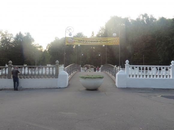 У парку Чекмана з'явився новий паркан. Його штукатурять і білять, фото №4 на сайті vsim.ua