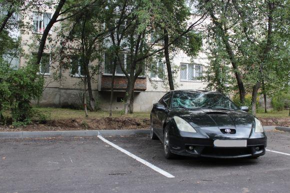 На Порика дерево впало на авто. Можливо, через пошкодження коріння екскаватором на сайті 20minut.ua На Порика дерево впало на авто. Можливо, через пошкодження коріння екскаватором, фото №1 на сайті 20minut.ua